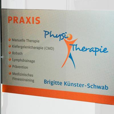 Schild Glastür | Praxis Physiotherapie Brigitte Künster-Schwab